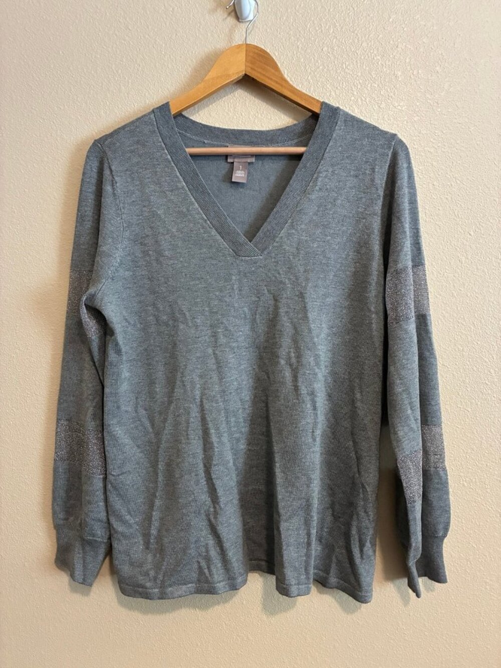 NWT Chico's Women's Gray V-Neck Long Sleeve Sweater Size 1 - Medium